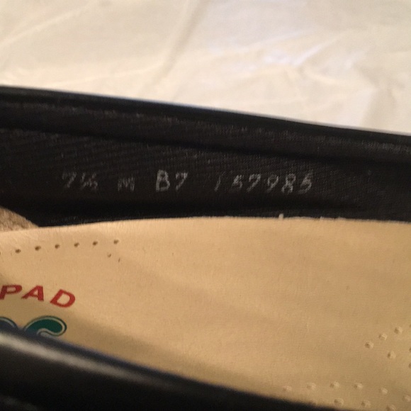 SAS Black 7.5 M Shoe w/ Slight Heel - Picture 6 of 8